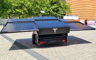 Tesla prezintă o remorcă echipată cu panouri solare pentru camper van-uri