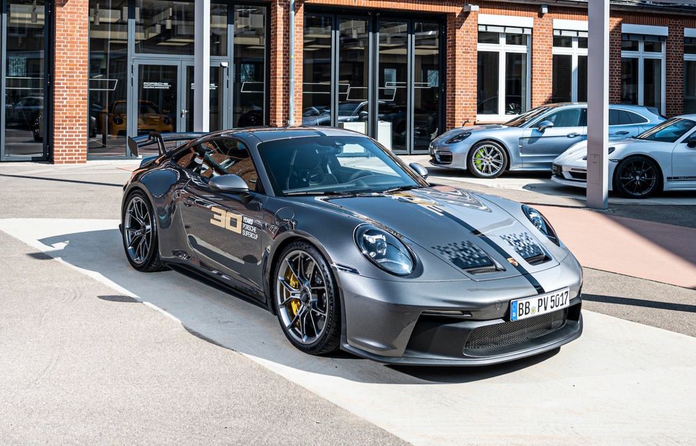 Porsche prezintă un exemplar unicat 911 GT3: marchează 30 de ani de competiție Supercupa Porsche - Poza 1