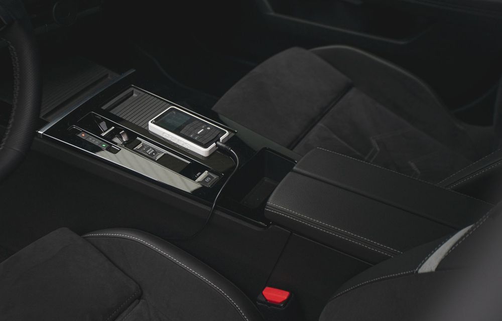 Exemplar unicat bazat pe Opel Astra: suspensie pneumatică și jante de 20 de inch - Poza 4