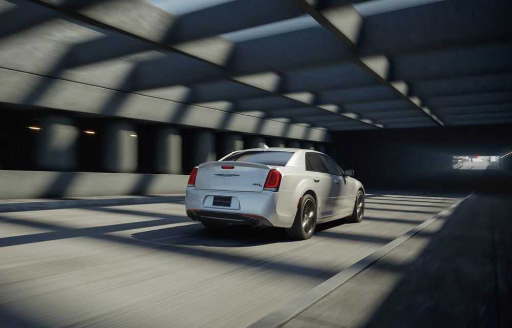 Cadou de adio pentru Chrysler 300C: ediție limitată cu V8 de 492 CP - Poza 6