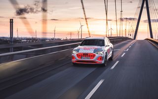 Primele imagini oficiale cu prototipul lui Audi e-tron facelift