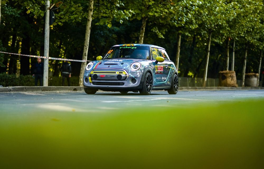 Primul Mini electric de curse din lume, dezvoltat în România, obține un podium în duelul cu mașinile convenționale - Poza 8