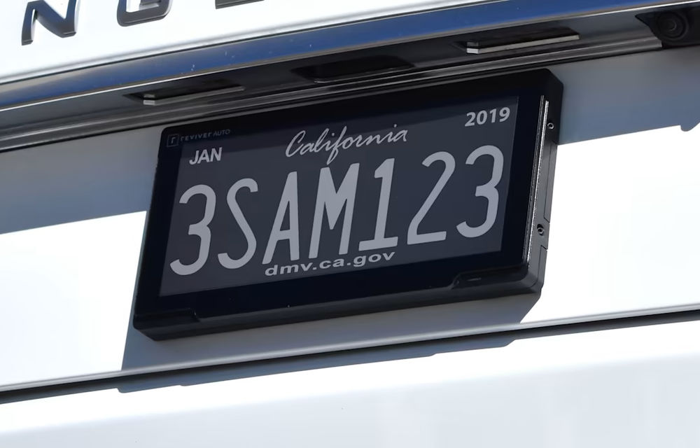 Toate mașinile înmatriculate în California pot avea plăcuțe de înmatriculare digitale - Poza 1