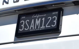 Toate mașinile înmatriculate în California pot avea plăcuțe de înmatriculare digitale