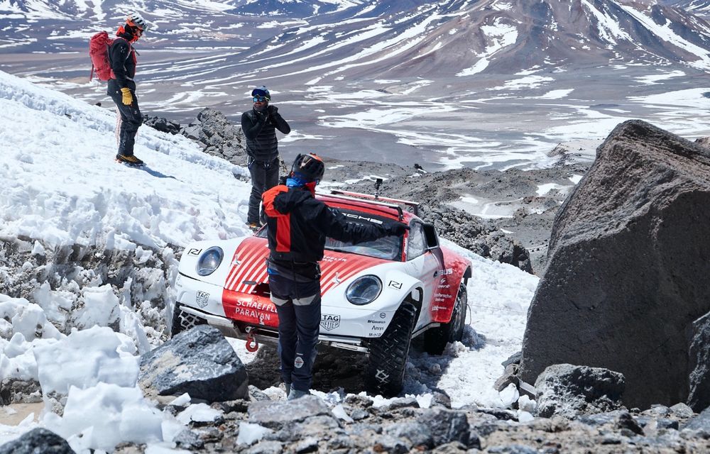 Porsche „cucerește” cel mai înalt vulcan din lume - Poza 21