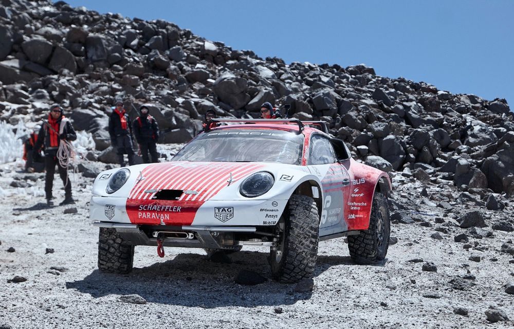 Porsche „cucerește” cel mai înalt vulcan din lume - Poza 24
