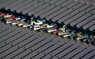 Franța: Parcările, obligate prin lege să fie acoperite cu panouri solare
