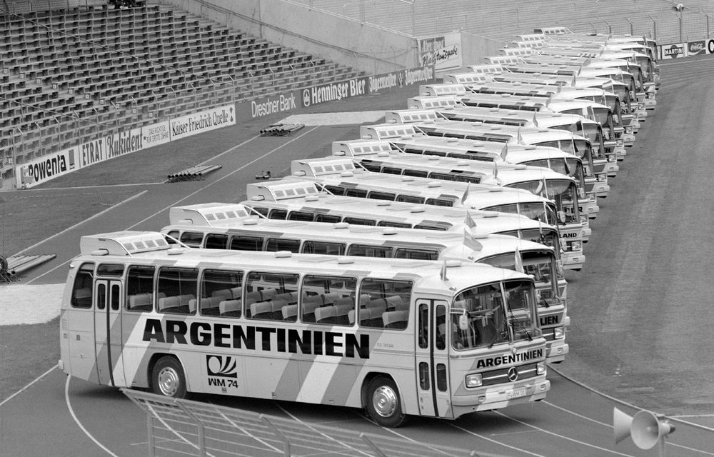 O doză de nostalgie: cum arătau autocarele Mercedes-Benz folosite de echipele calificate la Cupa Mondială de Fotbal 1974 - Poza 2