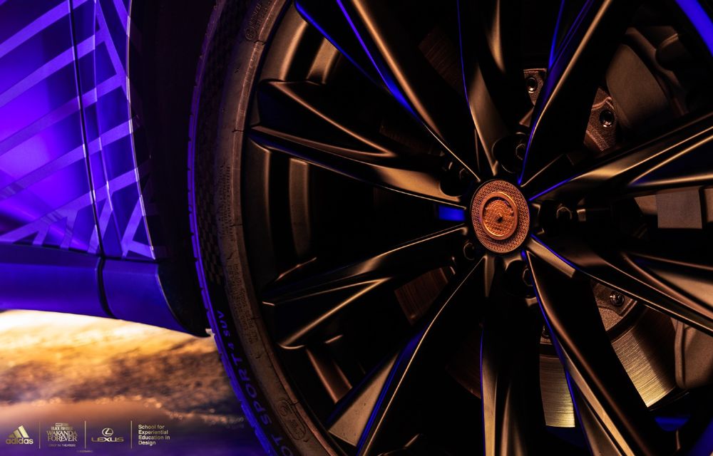 Lexus prezintă un exemplar unicat al lui RX 500h, inspirat din filmul Black Panther. Mașina, creată în colaborare cu Adidas - Poza 6