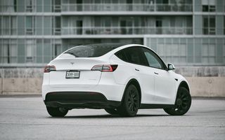Tesla recheamă 321.000 de mașini din cauza unei probleme la aprinderea stopurilor