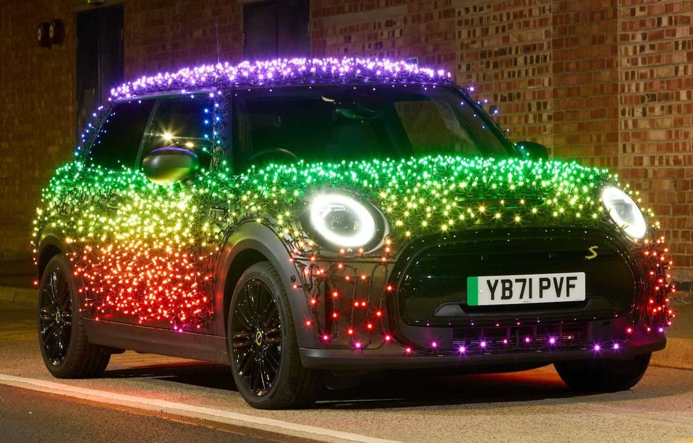 Festive Mini revine și în 2022 cu un model decorat cu luminițe: mașina, creată în scopuri caritabile - Poza 2
