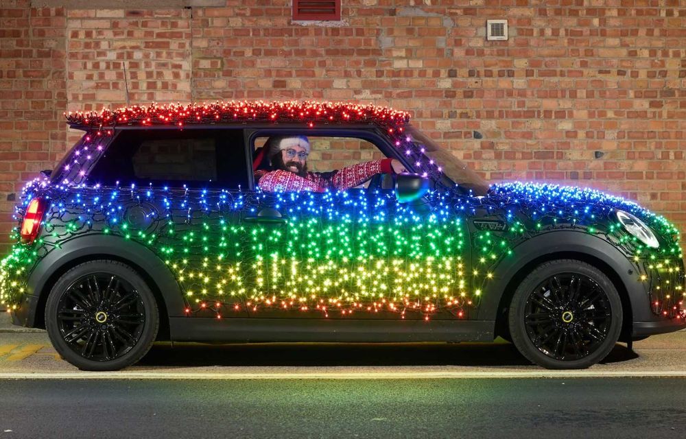 Festive Mini revine și în 2022 cu un model decorat cu luminițe: mașina, creată în scopuri caritabile - Poza 3
