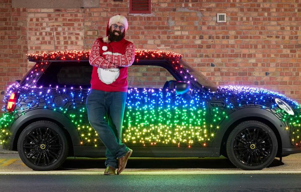 Festive Mini revine și în 2022 cu un model decorat cu luminițe: mașina, creată în scopuri caritabile - Poza 4