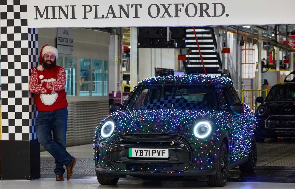 Festive Mini revine și în 2022 cu un model decorat cu luminițe: mașina, creată în scopuri caritabile - Poza 5