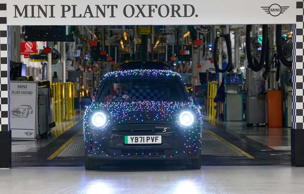 Festive Mini revine și în 2022 cu un model decorat cu luminițe: mașina, creată în scopuri caritabile - Poza 6