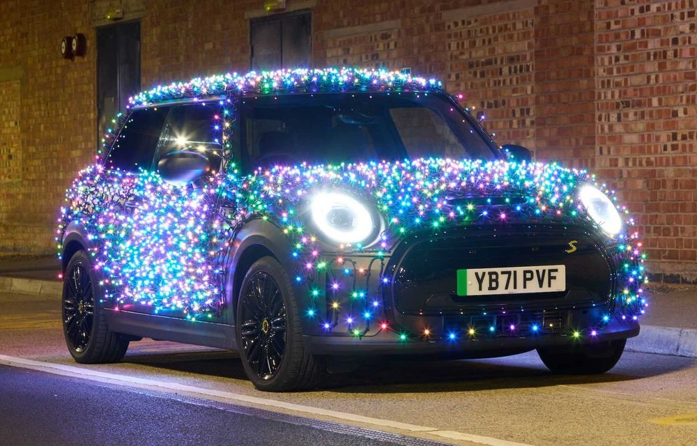Festive Mini revine și în 2022 cu un model decorat cu luminițe: mașina, creată în scopuri caritabile - Poza 1
