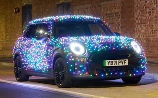 Festive Mini revine și în 2022 cu un model decorat cu luminițe: mașina, creată în scopuri caritabile