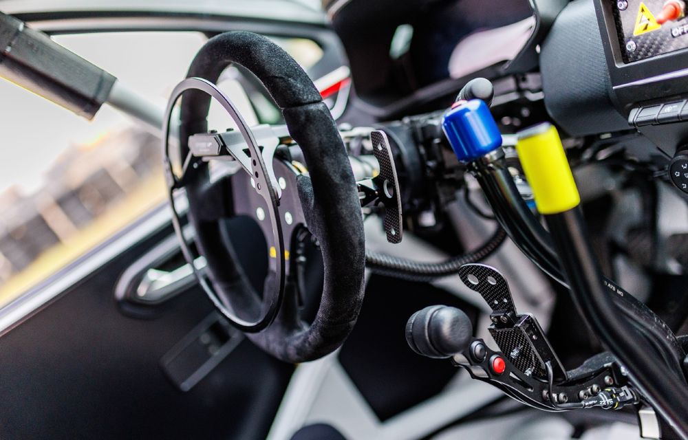 Primul pilot tetraplegic din România va alerga în Campionatul Național de Raliuri cu un Renault Clio special adaptat - Poza 17