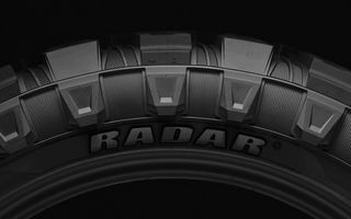 (P) Ați auzit de anvelopele Radar? Cine le produce, cum au făcut performanță la Baja 500 și ce mașini echipează