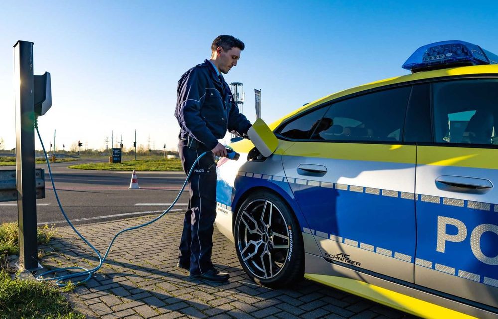 BMW i4 ajunge mașină de poliție. Electrica a fost pregătită de AC Schnitzer - Poza 23