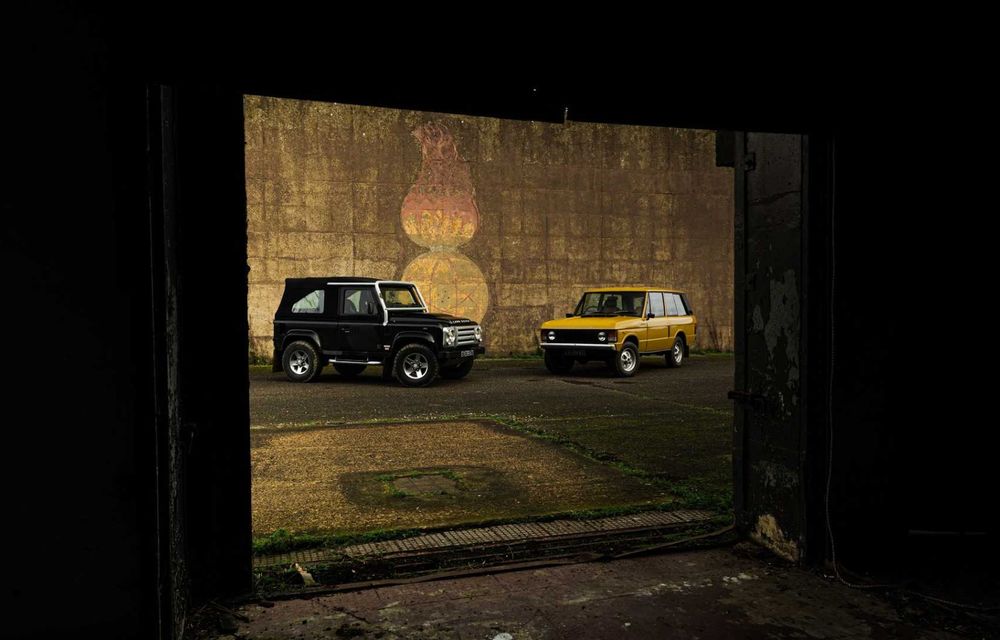 Land Rover Defender clasic și prima generație Range Rover, transformate în mașini electrice - Poza 12