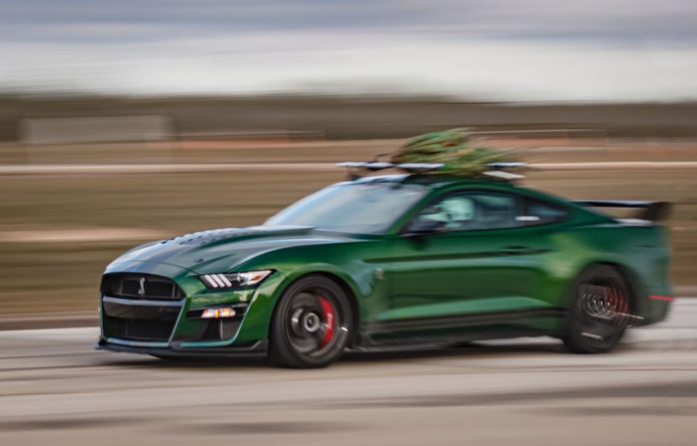 Cel mai rapid brad de Crăciun din lume a &quot;atins&quot; 309 km/h, fixat pe plafonul unui Mustang cu 1.000 CP - Poza 1