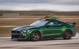 Cel mai rapid brad de Crăciun din lume a "atins" 309 km/h, fixat pe plafonul unui Mustang cu 1.000 CP