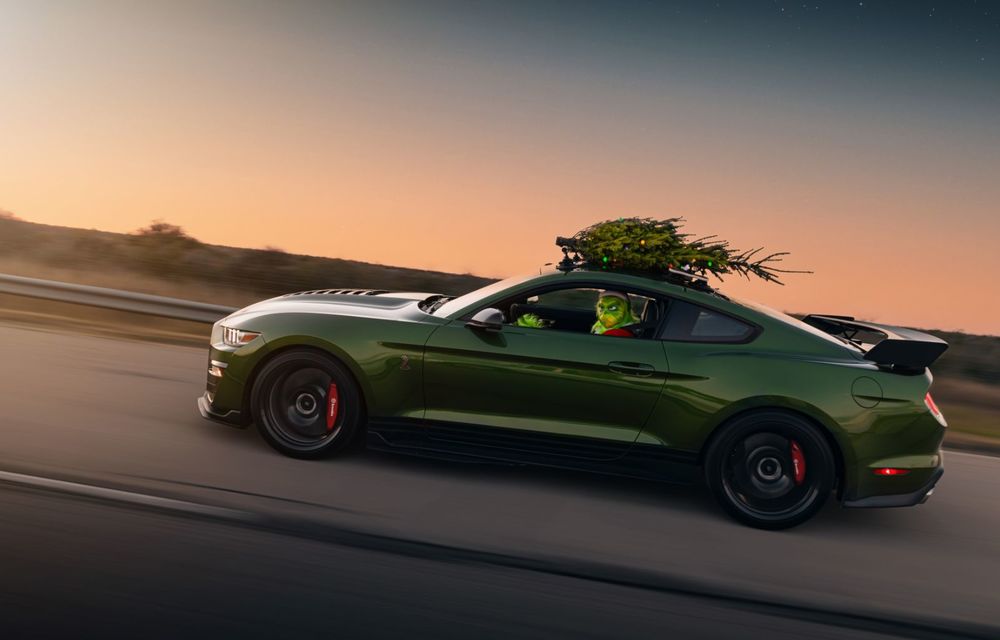 Cel mai rapid brad de Crăciun din lume a &quot;atins&quot; 309 km/h, fixat pe plafonul unui Mustang cu 1.000 CP - Poza 2