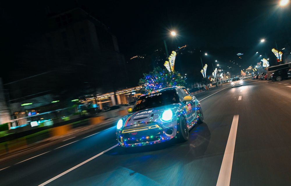 De Crăciun, un MINI electric a fost îmbrăcat în peste 1000 de LED-uri, în România - Poza 15
