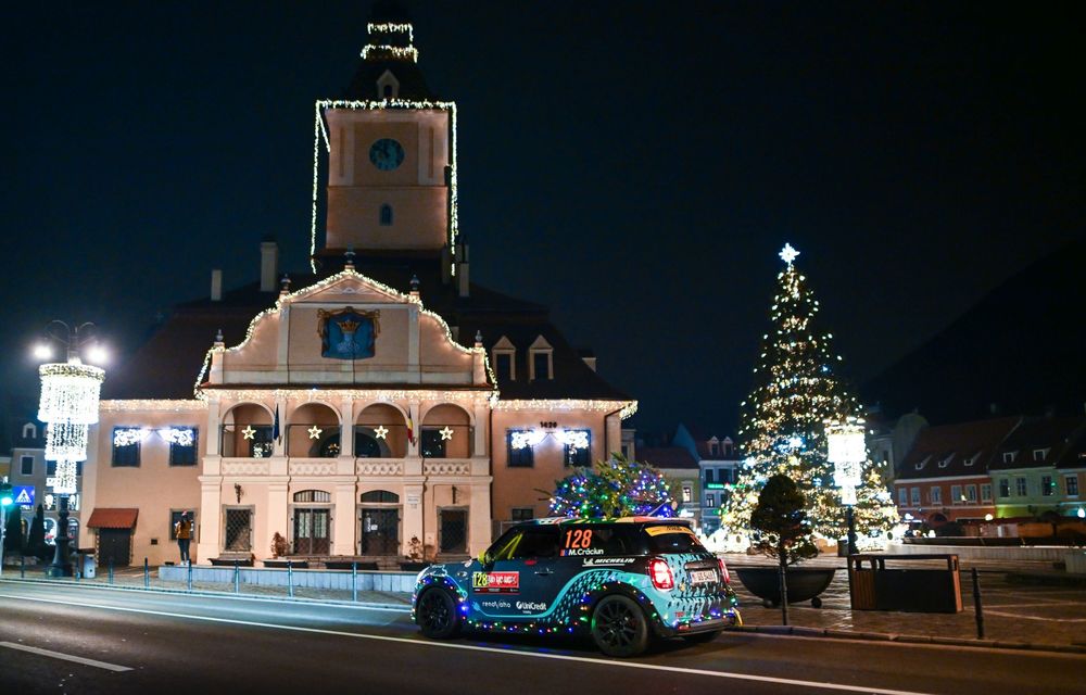 De Crăciun, un MINI electric a fost îmbrăcat în peste 1000 de LED-uri, în România - Poza 23