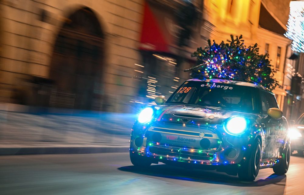 De Crăciun, un MINI electric a fost îmbrăcat în peste 1000 de LED-uri, în România - Poza 8