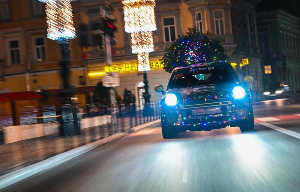 De Crăciun, un MINI electric a fost îmbrăcat în peste 1000 de LED-uri, în România - Poza 10