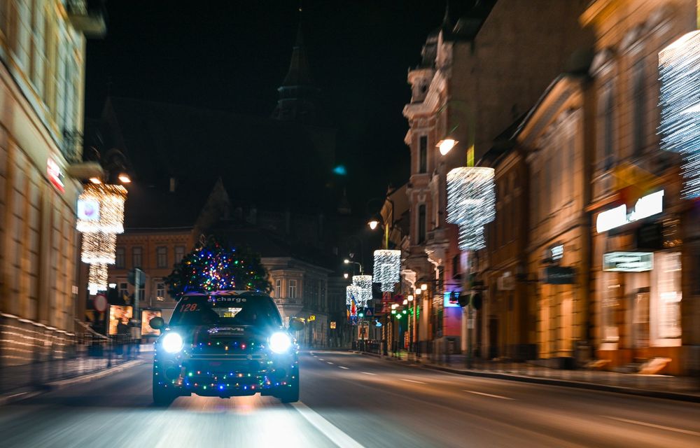 De Crăciun, un MINI electric a fost îmbrăcat în peste 1000 de LED-uri, în România - Poza 11