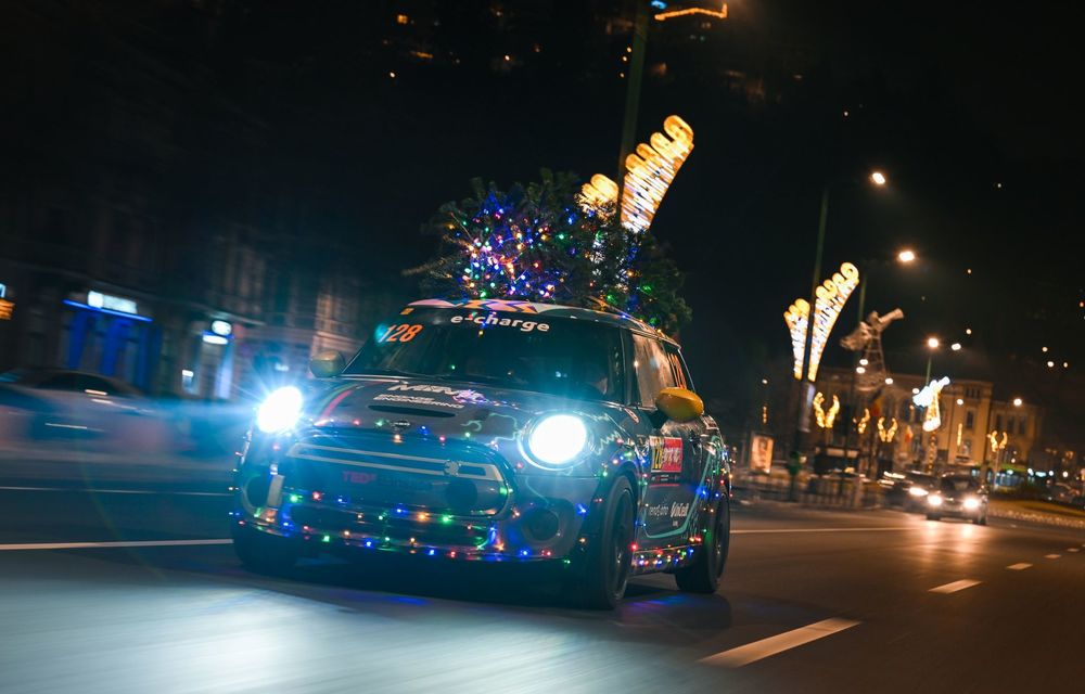 De Crăciun, un MINI electric a fost îmbrăcat în peste 1000 de LED-uri, în România - Poza 12
