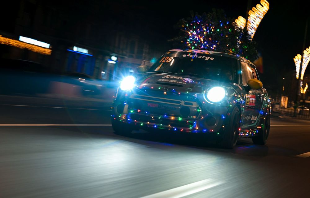 De Crăciun, un MINI electric a fost îmbrăcat în peste 1000 de LED-uri, în România - Poza 13