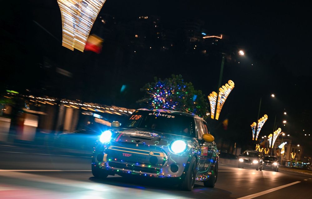De Crăciun, un MINI electric a fost îmbrăcat în peste 1000 de LED-uri, în România - Poza 14