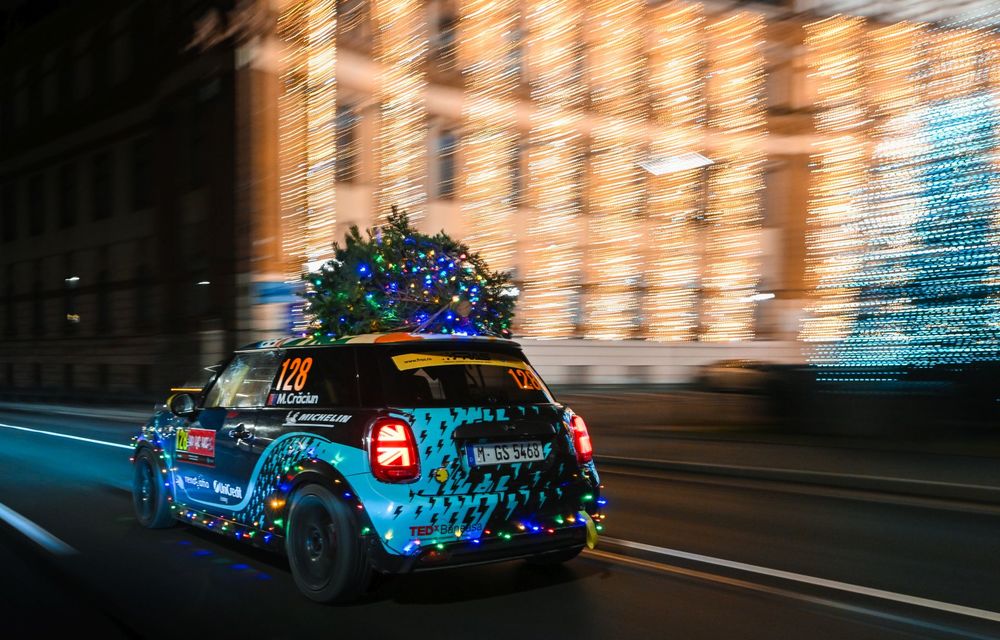 De Crăciun, un MINI electric a fost îmbrăcat în peste 1000 de LED-uri, în România - Poza 16