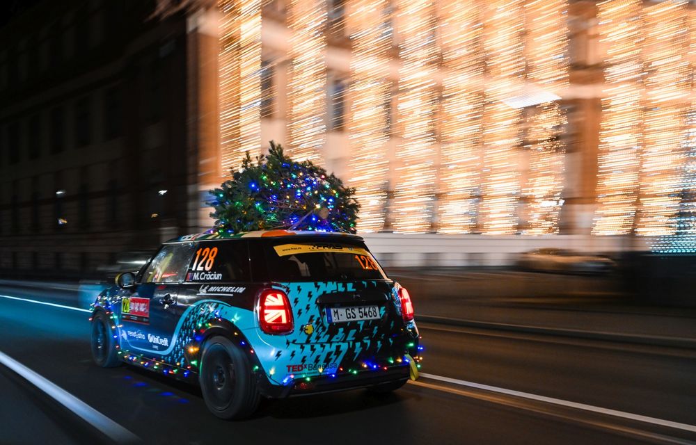 De Crăciun, un MINI electric a fost îmbrăcat în peste 1000 de LED-uri, în România - Poza 17