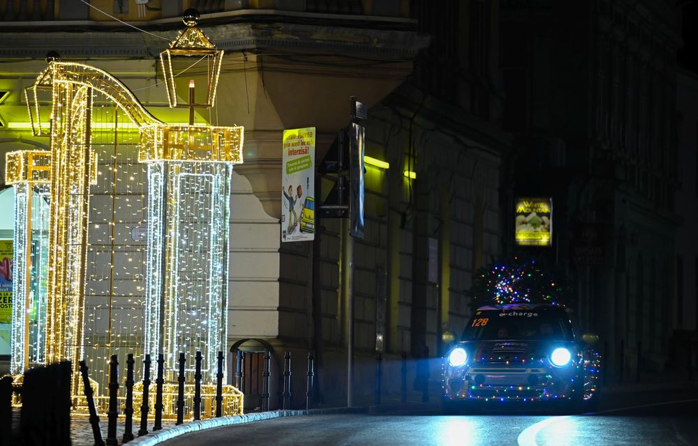 De Crăciun, un MINI electric a fost îmbrăcat în peste 1000 de LED-uri, în România - Poza 18