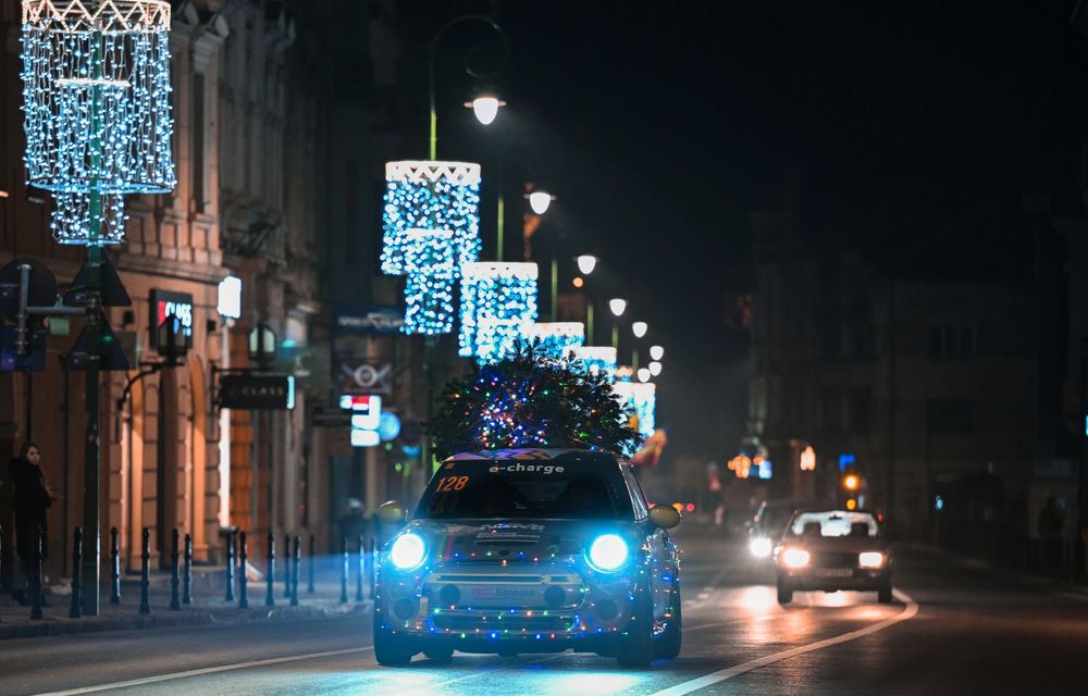 De Crăciun, un MINI electric a fost îmbrăcat în peste 1000 de LED-uri, în România - Poza 19