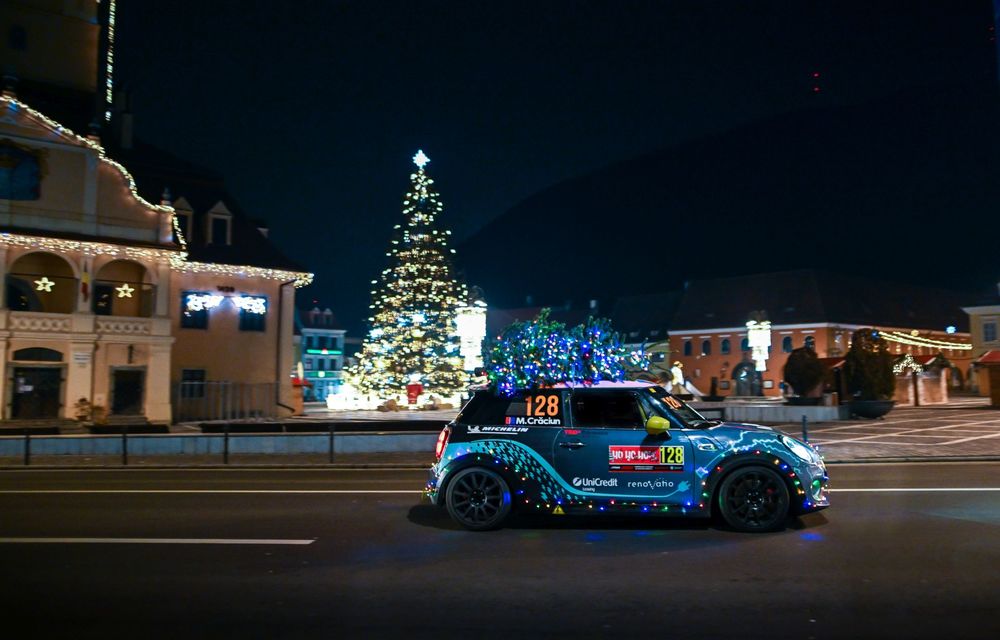 De Crăciun, un MINI electric a fost îmbrăcat în peste 1000 de LED-uri, în România - Poza 20