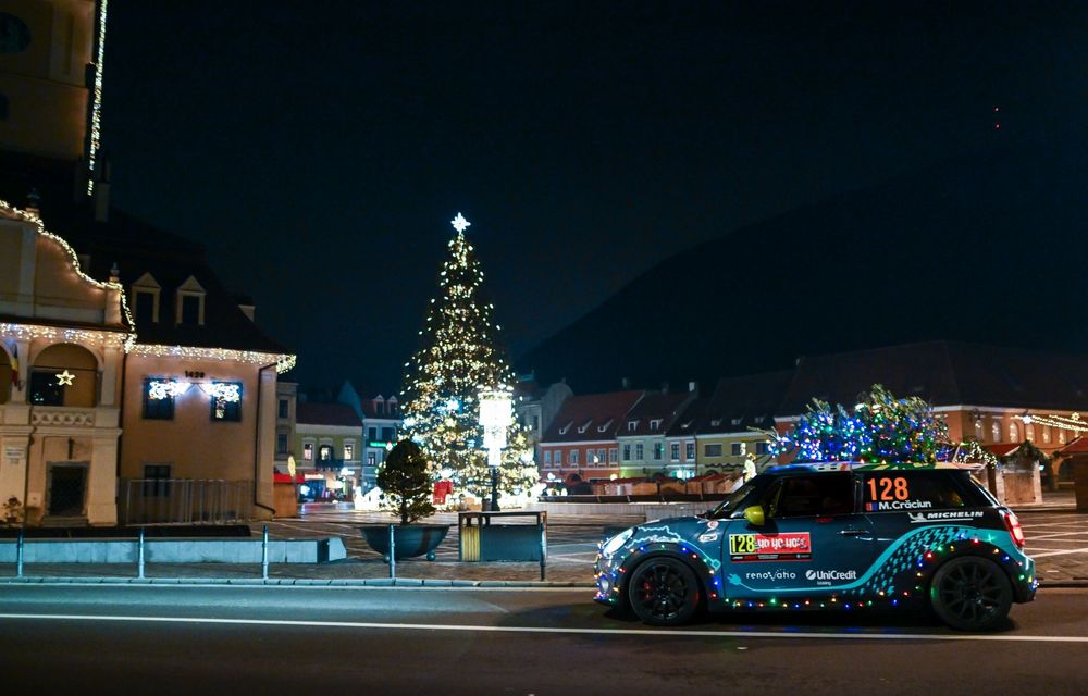 De Crăciun, un MINI electric a fost îmbrăcat în peste 1000 de LED-uri, în România - Poza 21