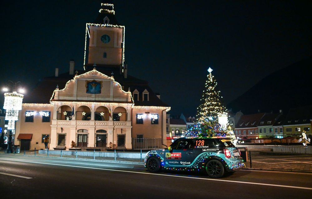 De Crăciun, un MINI electric a fost îmbrăcat în peste 1000 de LED-uri, în România - Poza 22