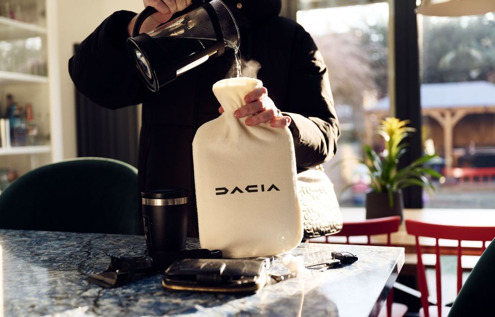 Dacia ironizează BMW: oferă gratuit sticle cu apă caldă ca alternativă la scaunele încălzite - Poza 3
