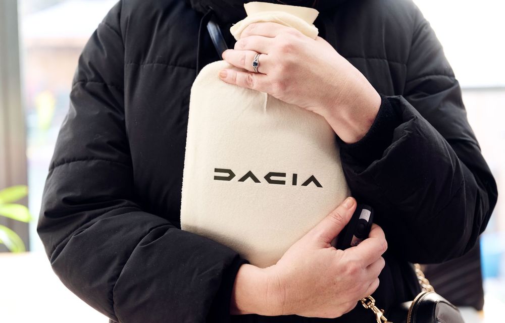 Dacia ironizează BMW: oferă gratuit sticle cu apă caldă ca alternativă la scaunele încălzite - Poza 4