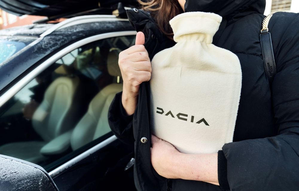 Dacia ironizează BMW: oferă gratuit sticle cu apă caldă ca alternativă la scaunele încălzite - Poza 5