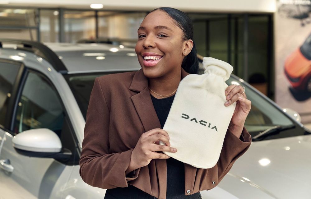 Dacia ironizează BMW: oferă gratuit sticle cu apă caldă ca alternativă la scaunele încălzite - Poza 6