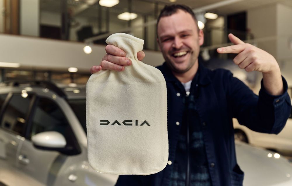 Dacia ironizează BMW: oferă gratuit sticle cu apă caldă ca alternativă la scaunele încălzite - Poza 8
