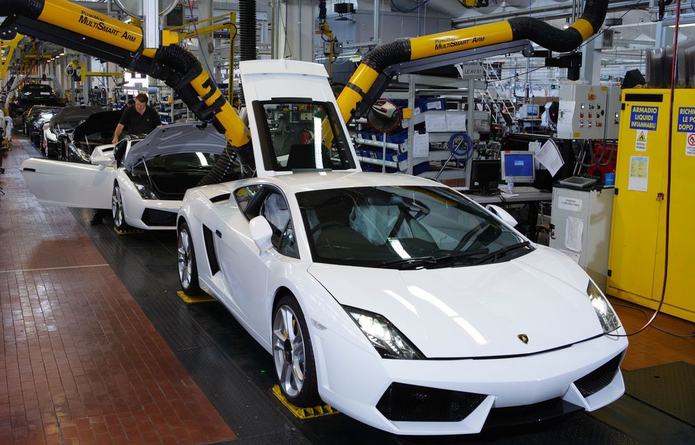 Istorie în imagini: cum a evoluat fabrica Lamborghini în ultimii 60 de ani - Poza 16
