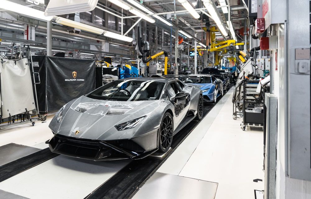 Istorie în imagini: cum a evoluat fabrica Lamborghini în ultimii 60 de ani - Poza 41